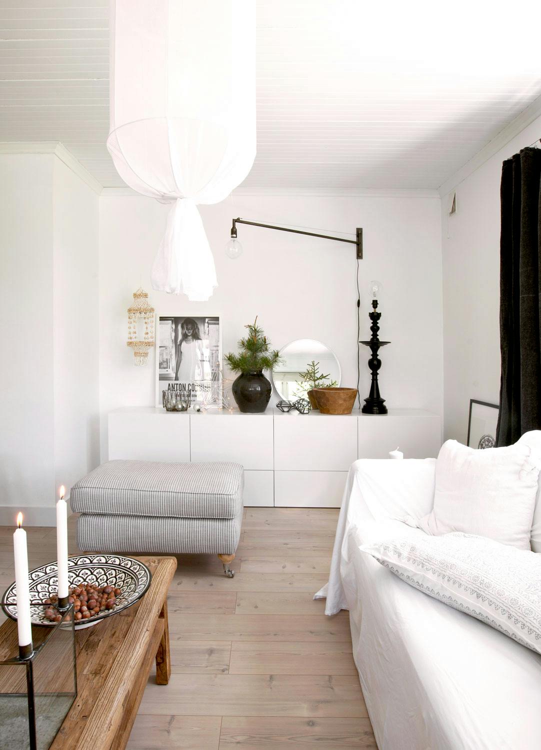 2 4 Hvit sofa og hvit skjenk med julepynt i stuen